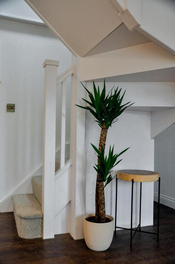 Upstairs At 33 - Self Check In Boutique Accommodation In Worcester Centre Exterior photo
